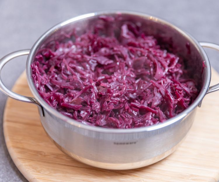2 Portionen Apfelrotkohl (vegan)
