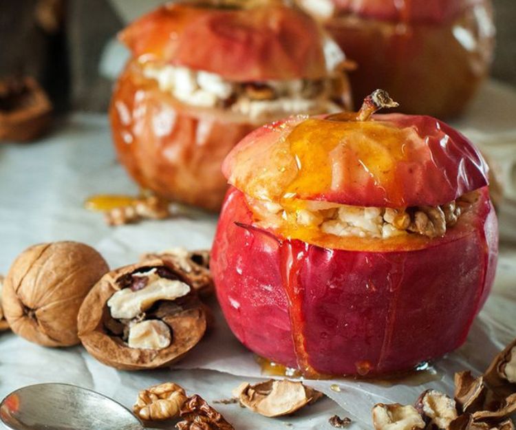 1 Bratapfel mit Lübecker Marzipan & Vanillesauce (vegan)